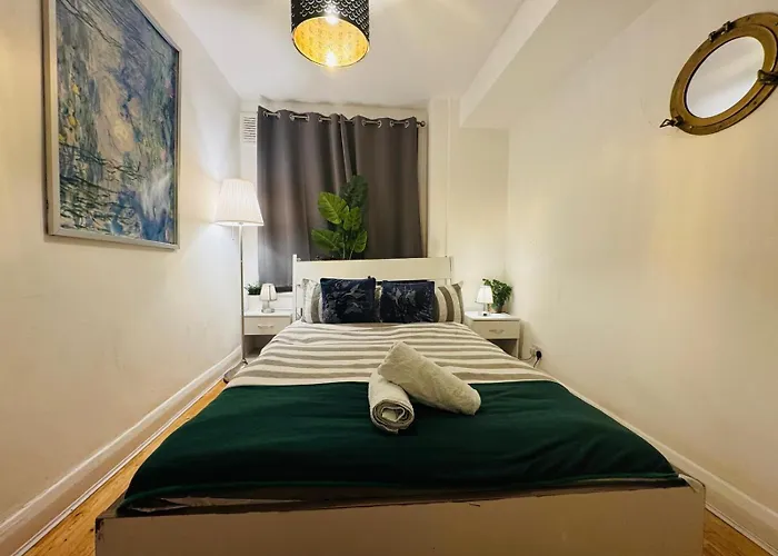 2 Bedroom Flat Hyde Park